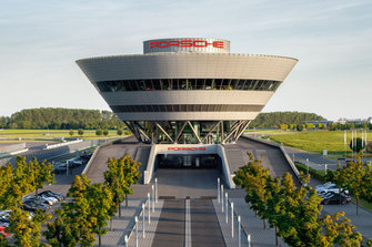 Une usine à rêves avec circuit et parcours tout-terrain